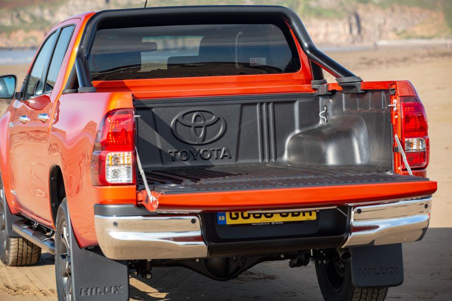 Багажник Toyota Hilux Invincible X Double Cab 2018 года  (UK) (фото 25 из 40)